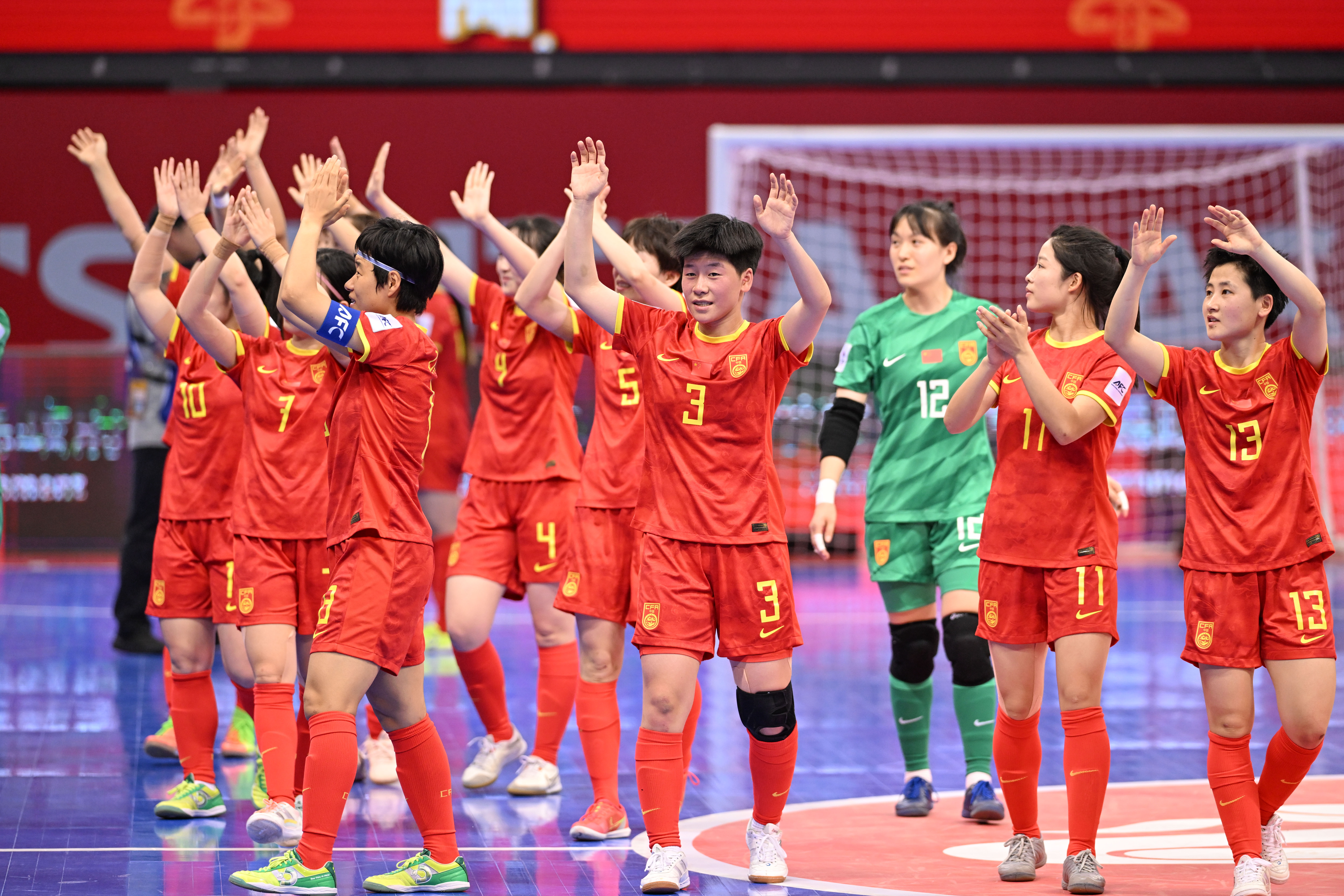 女子足球比赛中，中国队队员们表现出强烈斗志