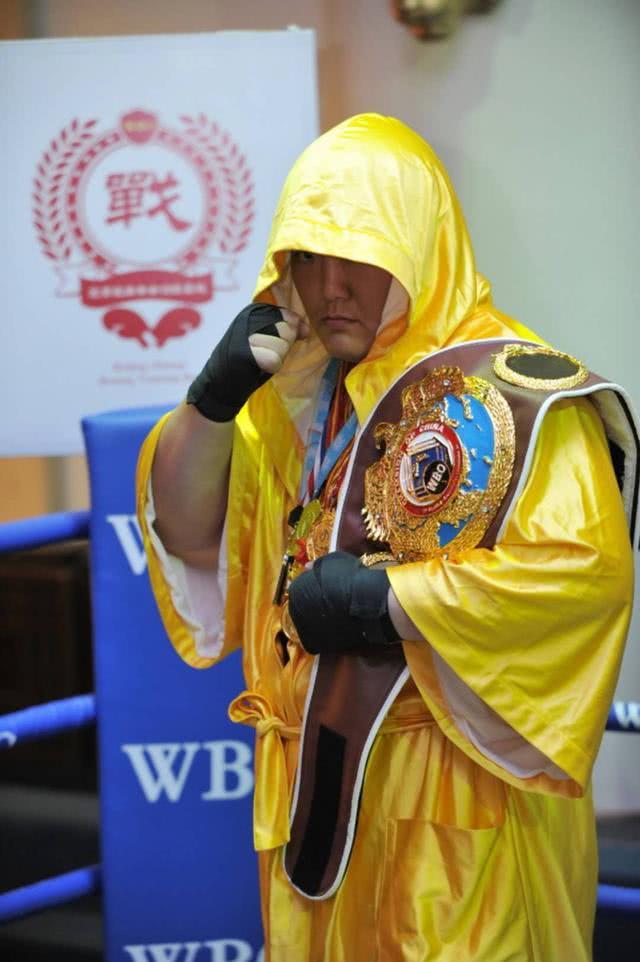 拳击选手全力出击比赛，备战心态平和