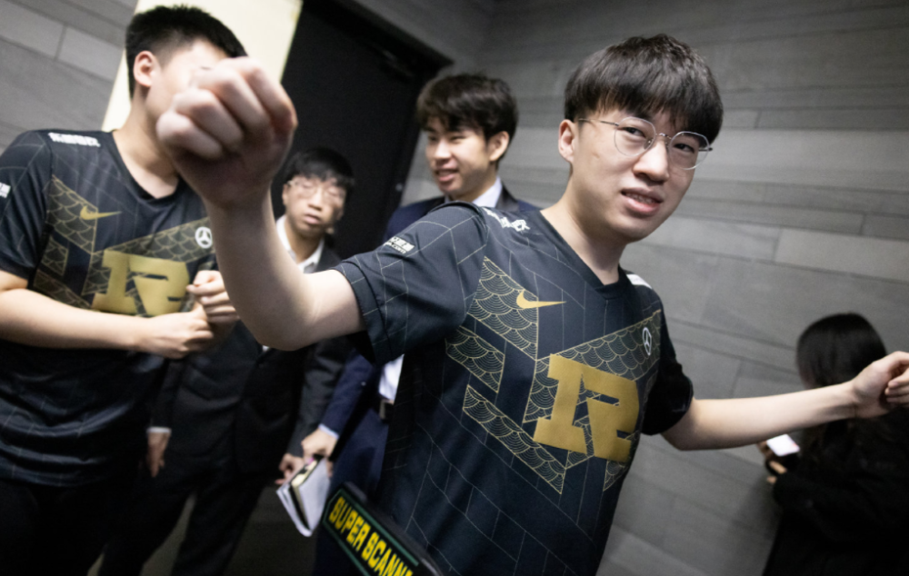 开云体育在线-包含HKA险胜100T，Bin开启传奇时刻激烈交锋成都决赛之夜，让粉丝疯狂欢呼的词条