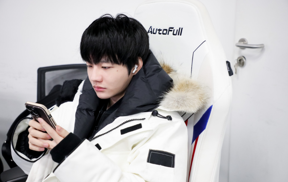 SHR力克V5，Xiaohu打出惊人五杀强强对话小组赛，引爆全场热议