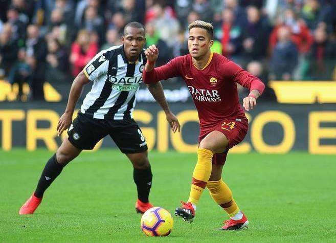 乌迪内斯队员积极拼抢,力克对手赢得比赛 乌迪内斯队员积极拼抢,力克对手赢得比赛