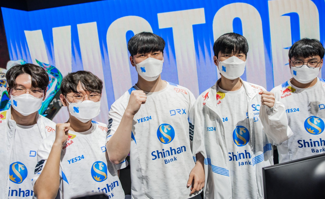 T1险胜DRX，Caps开启传奇时刻强强对话入围赛，引爆全场热议