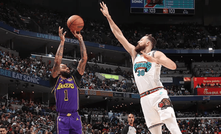 开云体育官网-湖人球员犯规过多，主帅批评不断