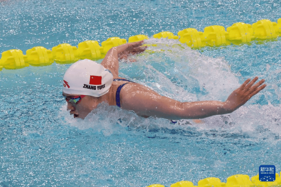 游泳选手突破自身最佳成绩，争夺金牌的简单介绍