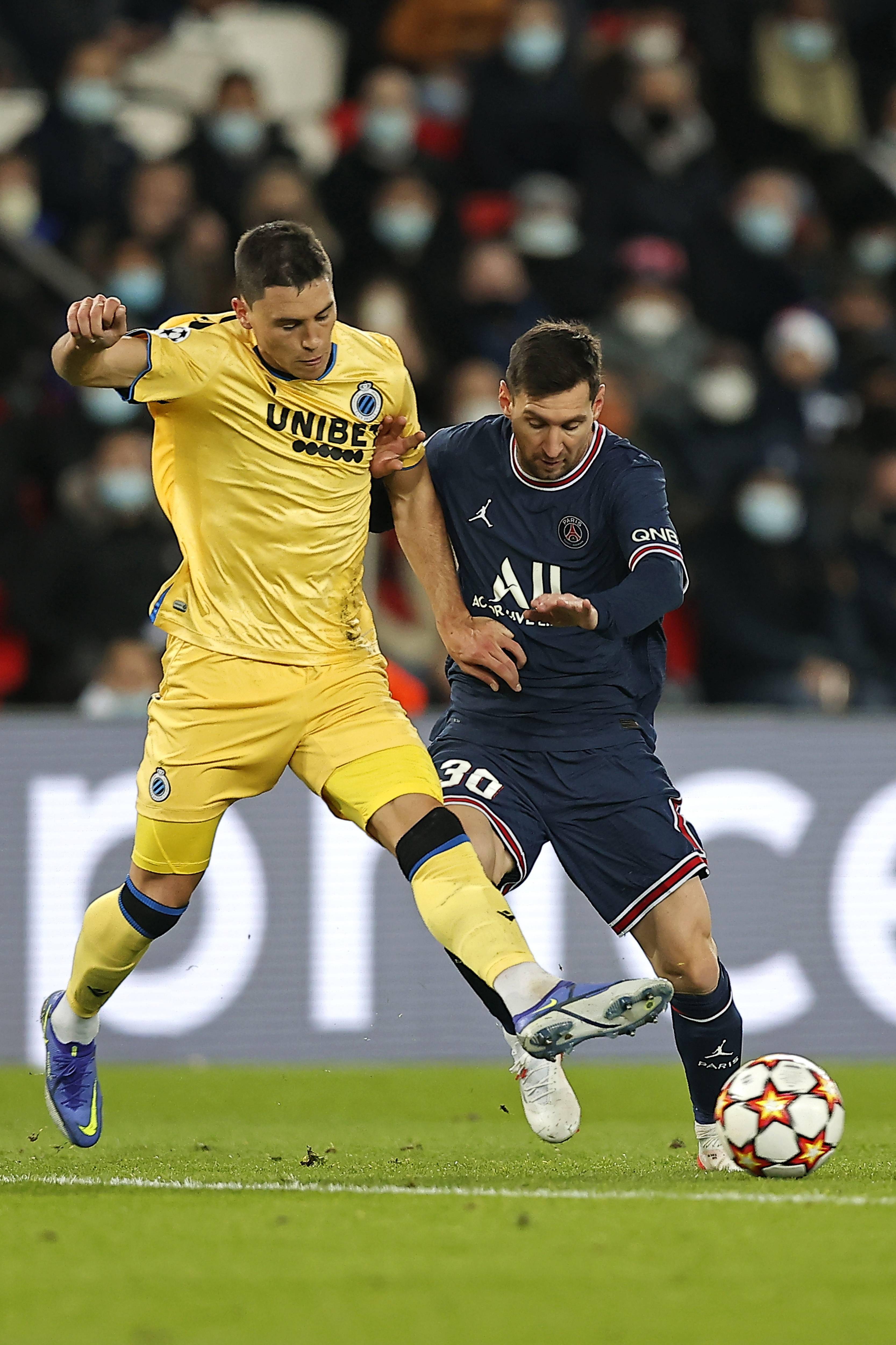 近期足球比赛中球员表现抢眼