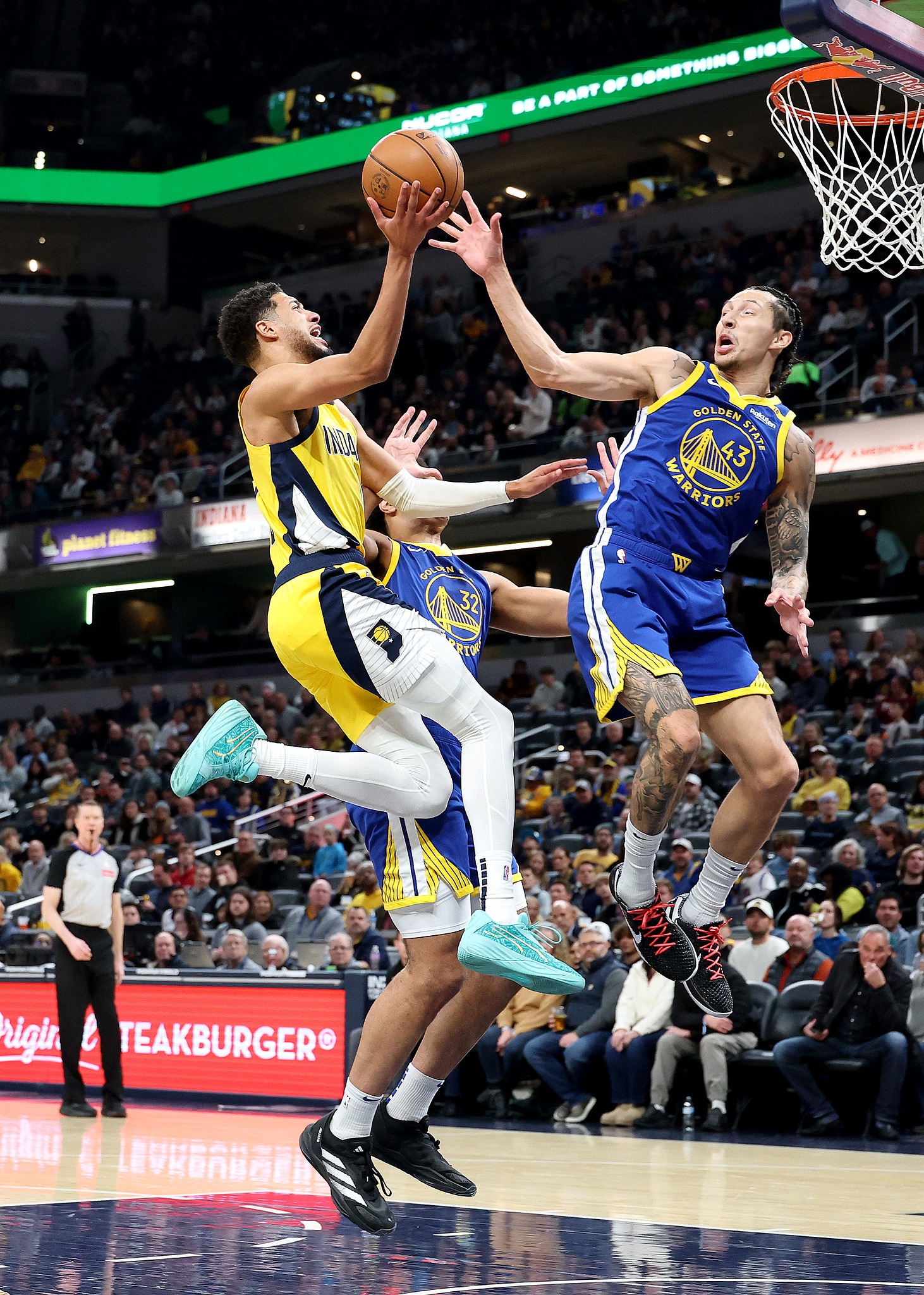 勇士队奋力比赛，争取进入下一轮