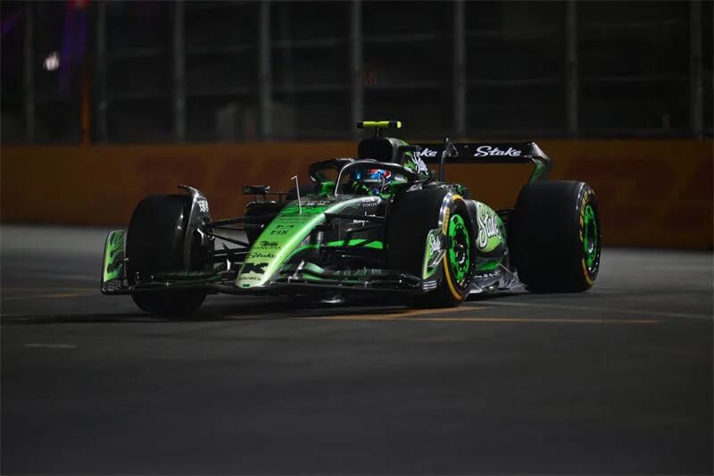 关于迈凯伦完胜索伯车队，周冠宇统治全场的信息