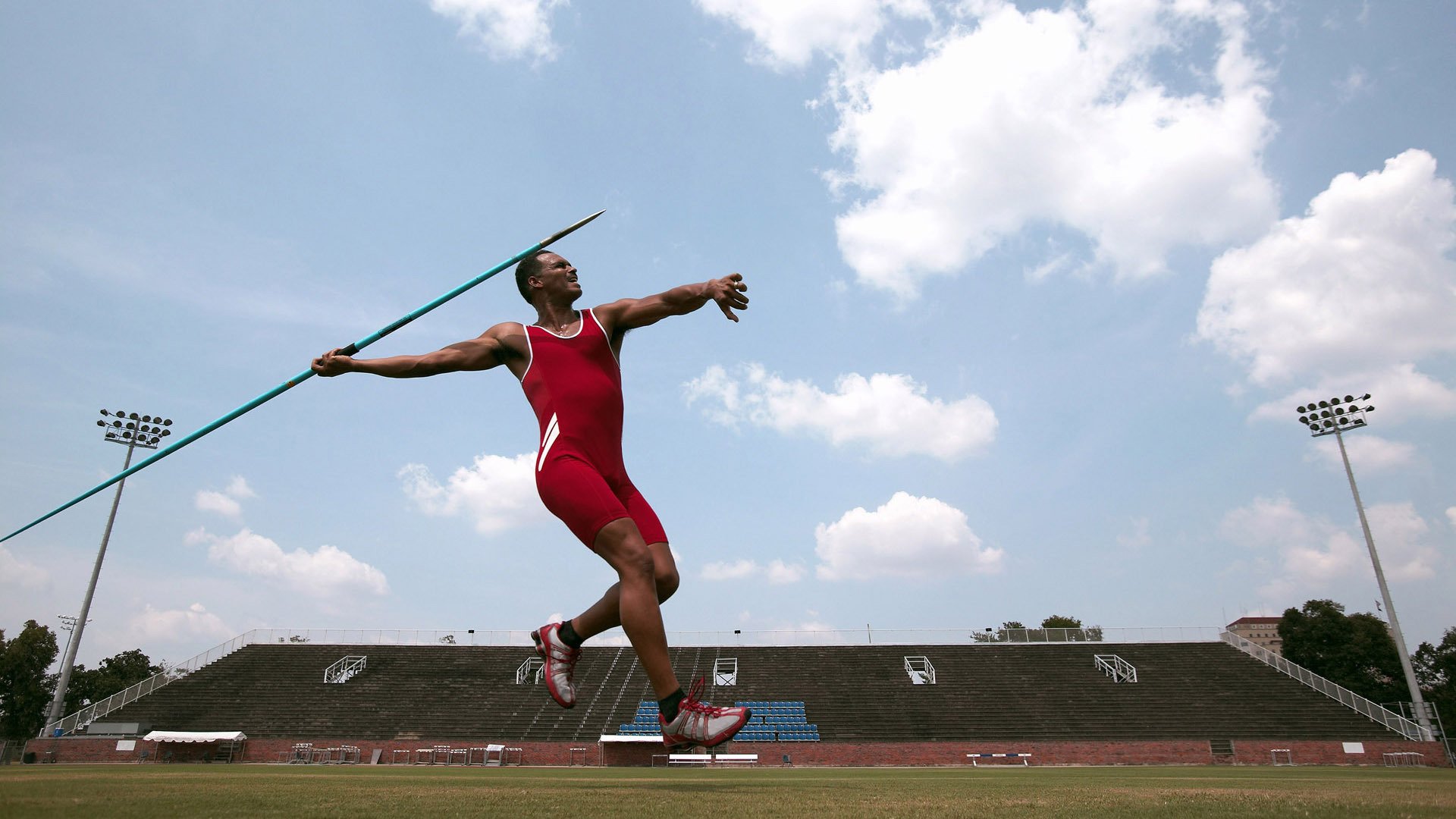 断腿之后，当波兰血拼塞内加尔的血泊中，梅西正在欧冠半决赛接管比赛